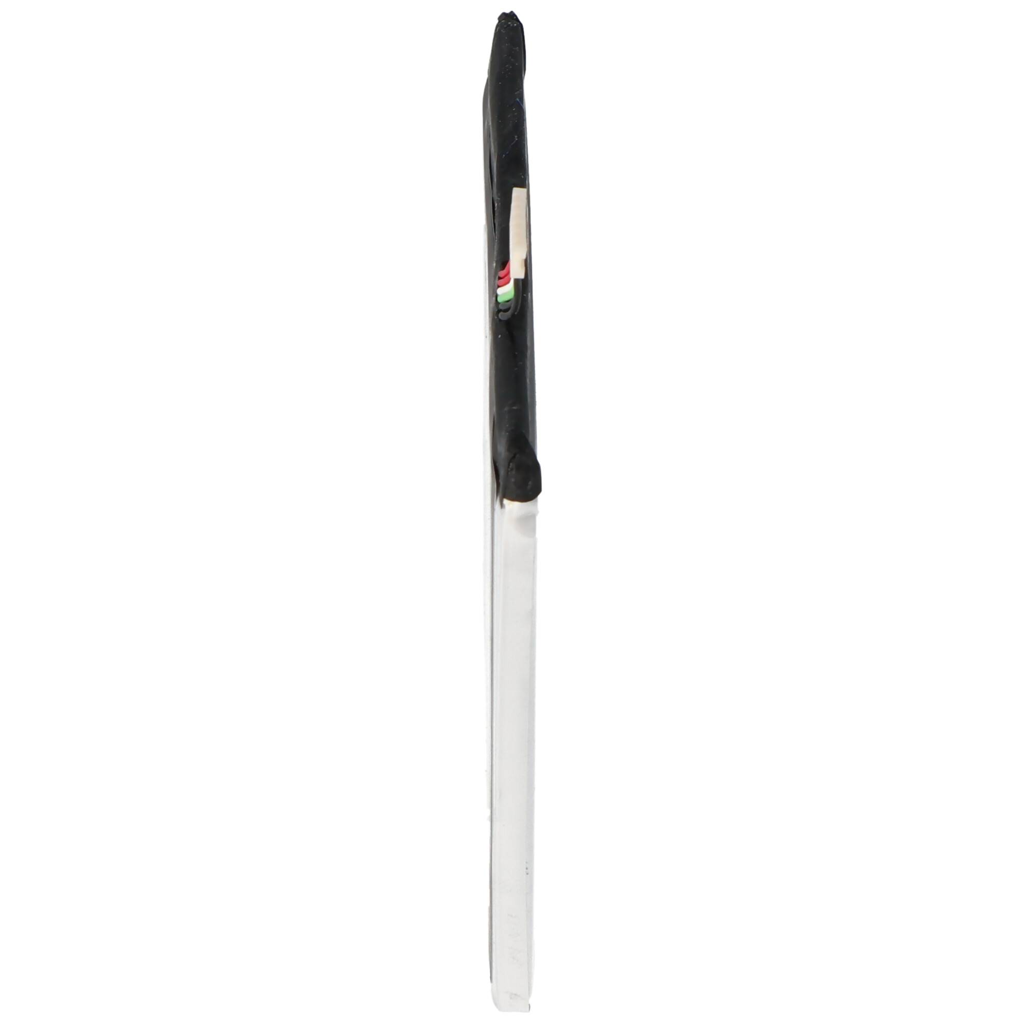 Ein schlanker weiß-schwarzer Stift oder Stylus, aufrecht gegen einen einfachen weißen Hintergrund dargestellt.