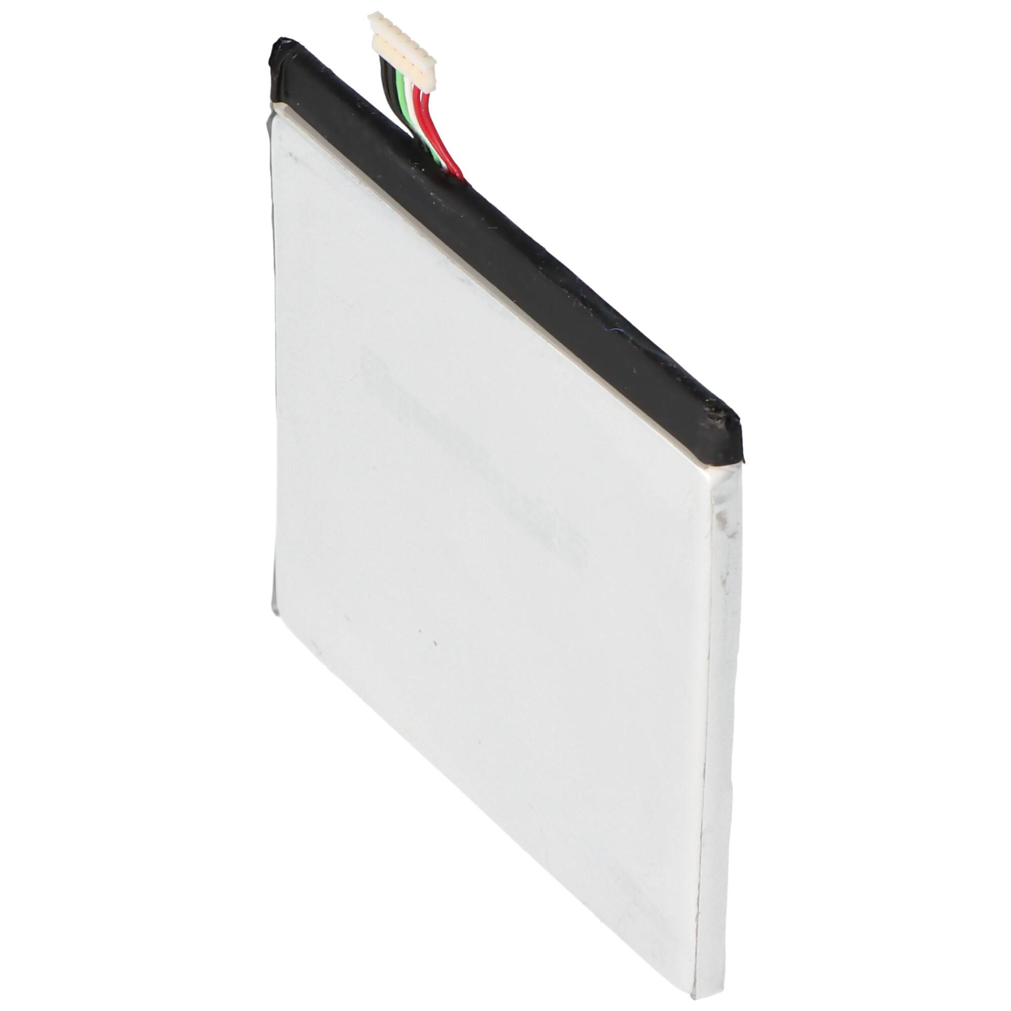 Flache wiederaufladbare Batteriebox mit angebrachten roten, grünen und schwarzen Drähten auf weißem Hintergrund.
