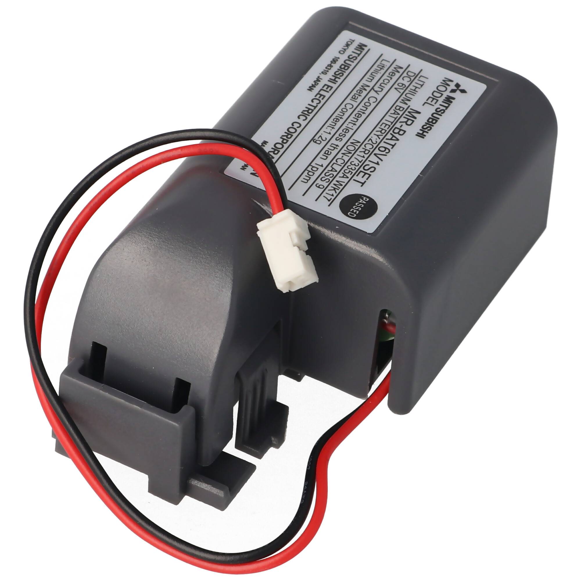 Schwarzes wiederaufladbares Batteriepaket mit roten und schwarzen Drähten und einem weißen Stecker, gezeigt auf weißem Hintergrund.