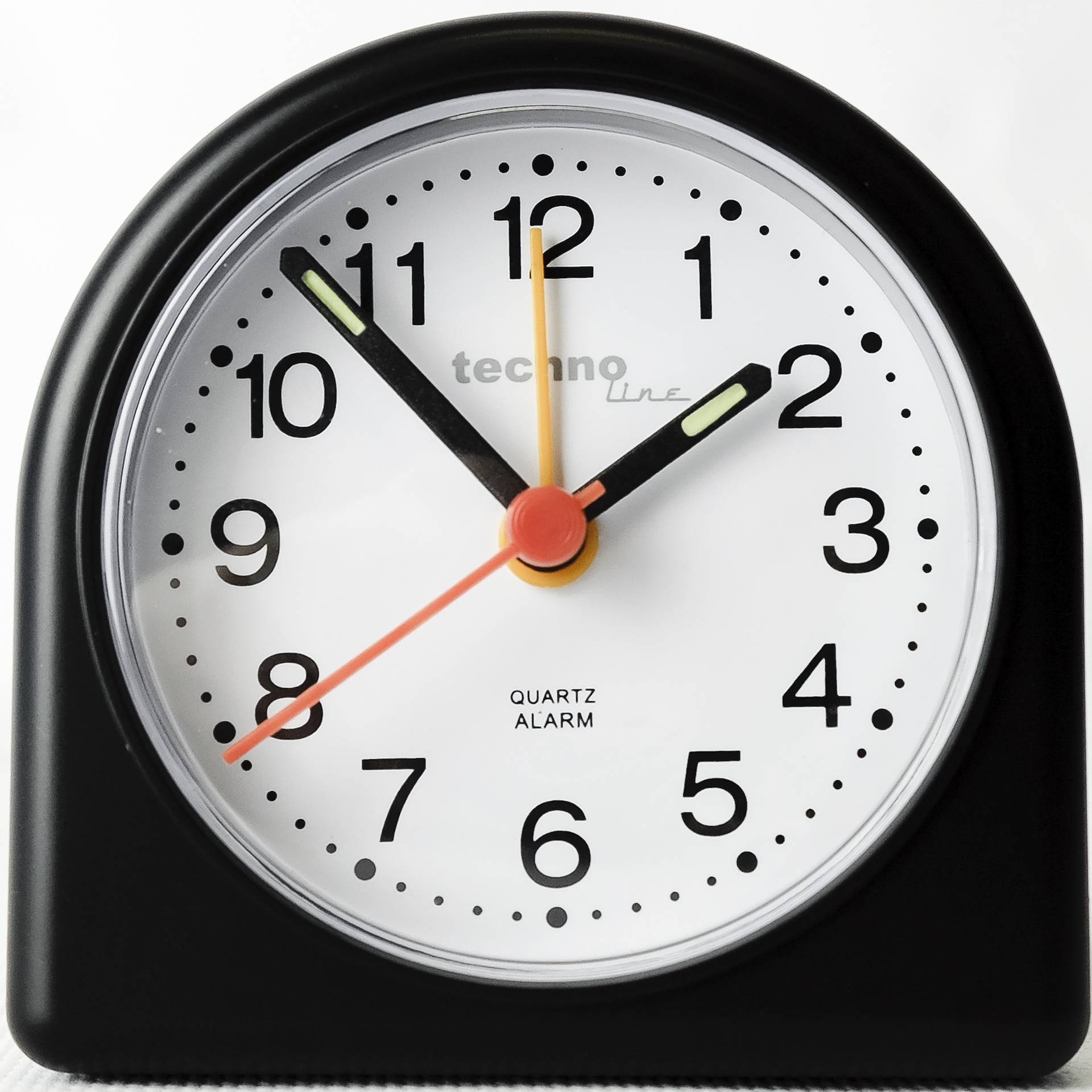 Technoline Modell SD - analoger Quarzwecker mit nachtleuchtenden Zeiger und Weckalarm in schwarz