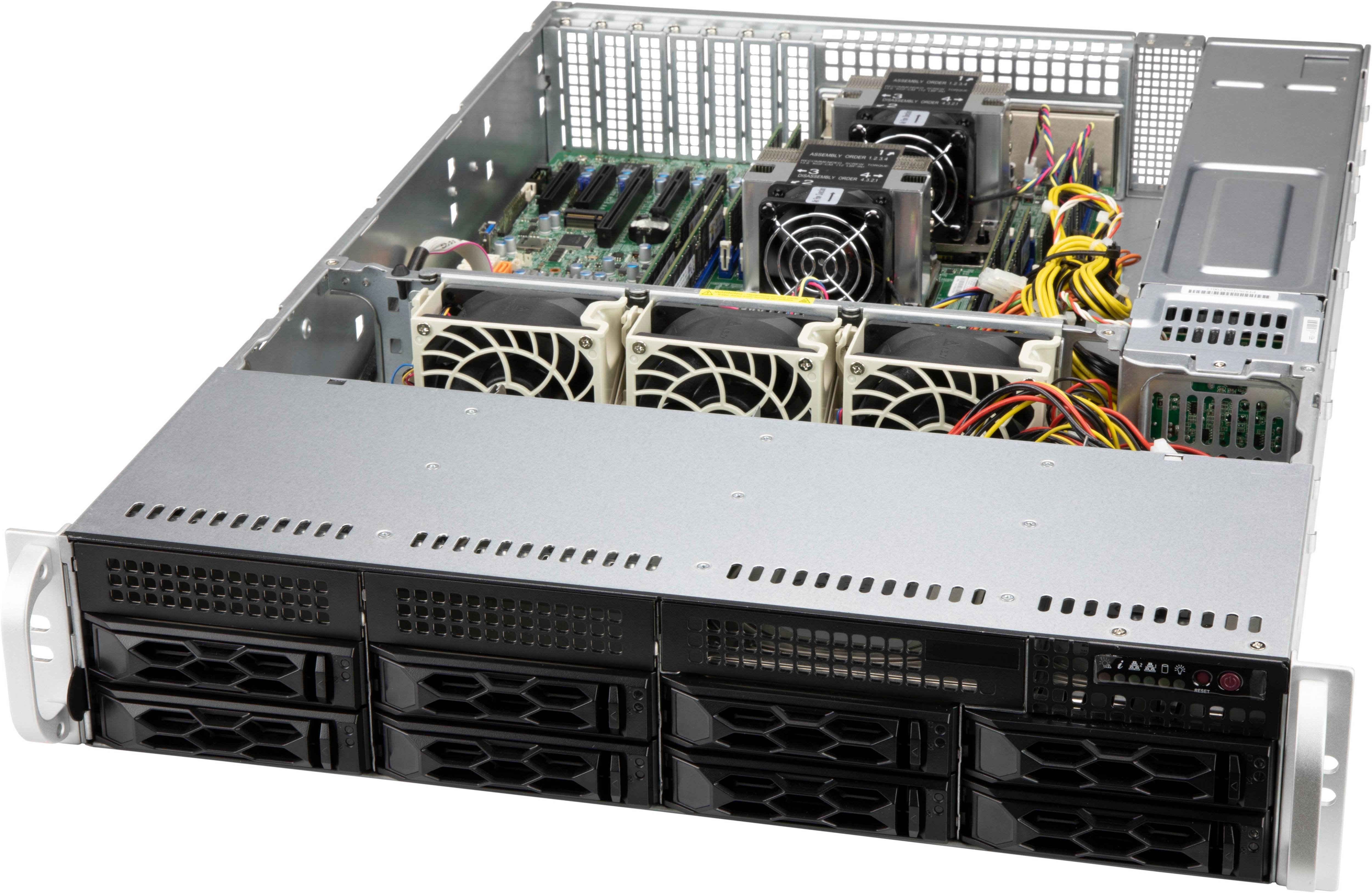 Offenes Server-Chassis mit mehreren installierten Festplattenschächten, Kühlventilatoren und sichtbaren Kabeln im Inneren auf weißem Hintergrund.
