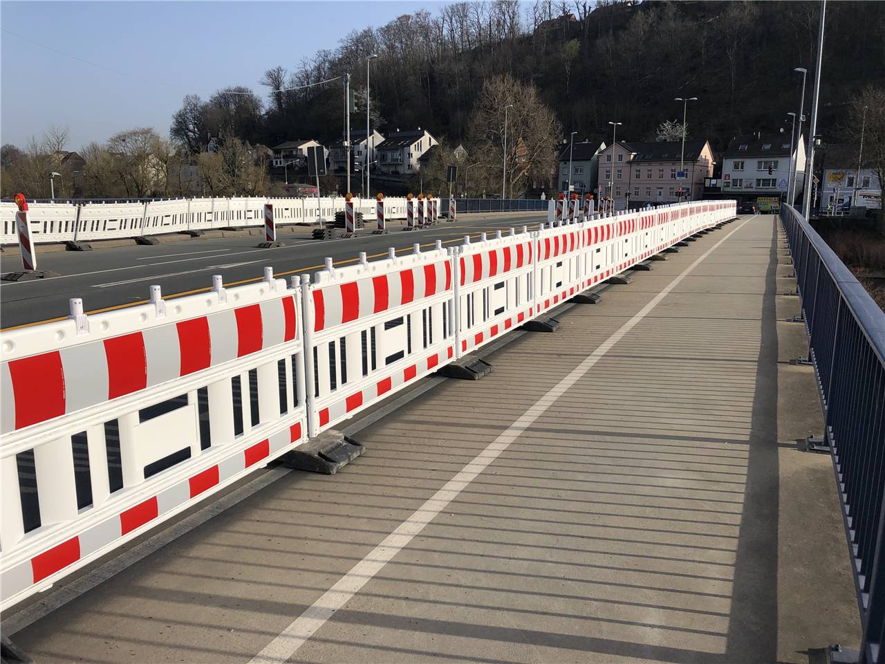 Schake 33420KA2 Schake EURO2 Absperrschrankengitter Typ NOX Folie Typ RA2/B mit vormontierten Lampenadapter rot /