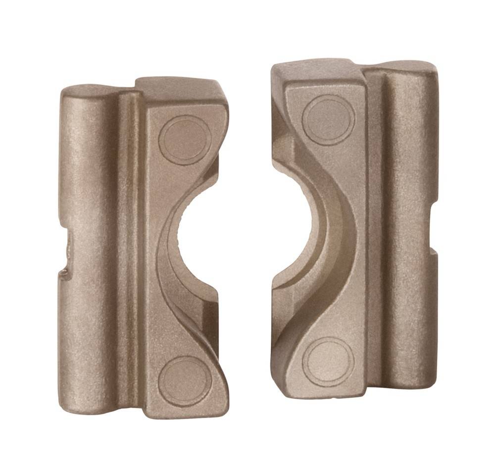 Bronzefarbenes Metallobjekt mit einem geschwungenen Ausschnitt in der Mitte, das kreisförmige Vertiefungen und geometrische Vorsprünge auf beiden Hälften aufweist.