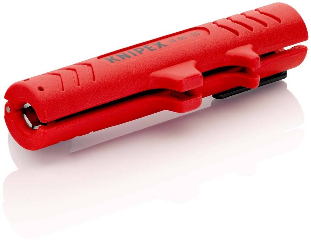 Rotes Kunststoff-KNIPEX-Werkzeugkasten oder -Halter mit weißem Hintergrund, geschlossen und angewinkelt in einem Produktfoto dargestellt.