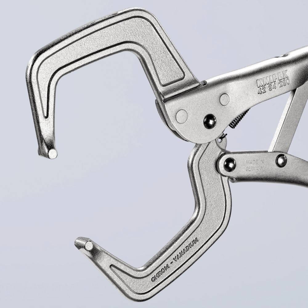 Eine Metall-C-Schelle mit verstellbaren Backen, ausgestattet mit einem Schraubenmechanismus zum Festziehen und geprägten Details, die Herstellungsspezifikationen anzeigen.