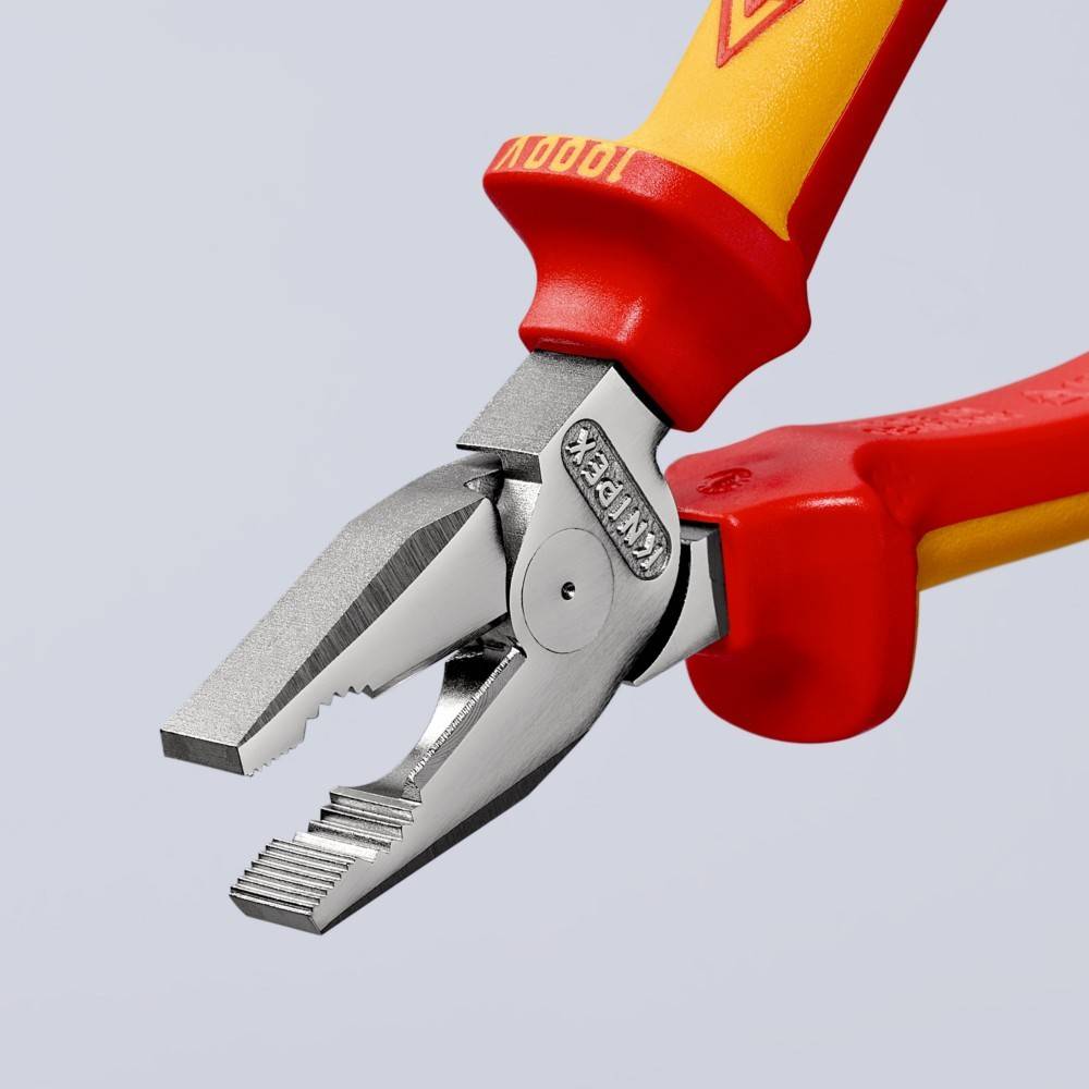 Ein Paar isolierte Zangen mit roten und gelben Griffen, entwickelt für elektrische Arbeiten. Die Zangen sind geöffnet und zeigen die Greif- und Schneidbacken.