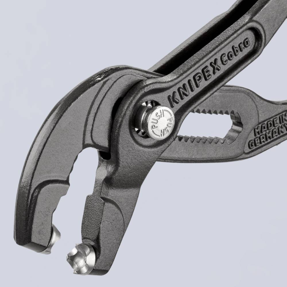 Nahaufnahme einer Knipex-Zange mit verstellbaren Griffen, mit der Bezeichnung 'Cobra', entwickelt zum Greifen und Drehen verschiedener Objekte, hergestellt in Deutschland.