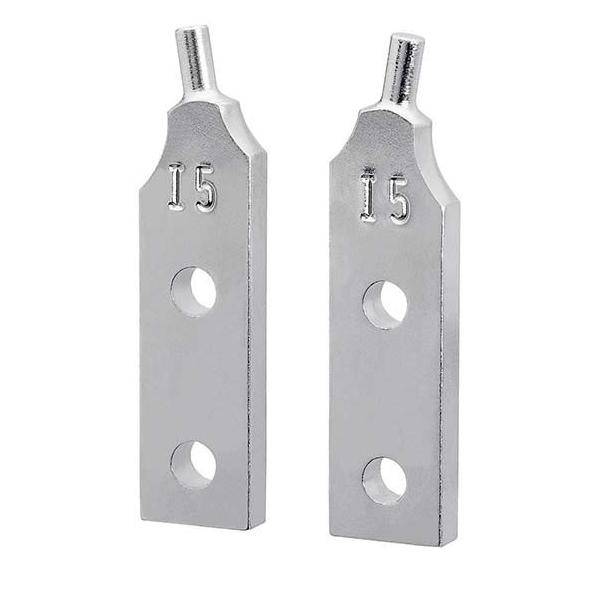 Zwei silberne 15-Ampere-Flachstecker-Sicherungen mit jeweils zwei Befestigungslöchern, nebeneinander auf weißem Hintergrund dargestellt.