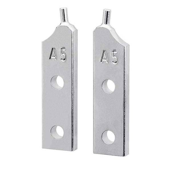 Zwei silberne Metallklingen der Größe A5 aufrecht stehend, jede mit zwei Befestigungslöchern und einem kleinen oberen Stift.