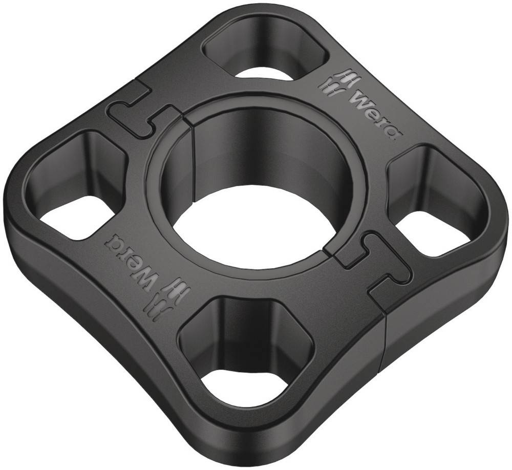 Wera' schwarzes quadratisches Metallteil mit zentraler Öffnung und vier umgebenden Ausschnitten, verwendet zum Befestigen oder Montieren, mit sichtbarem Markennamen.
