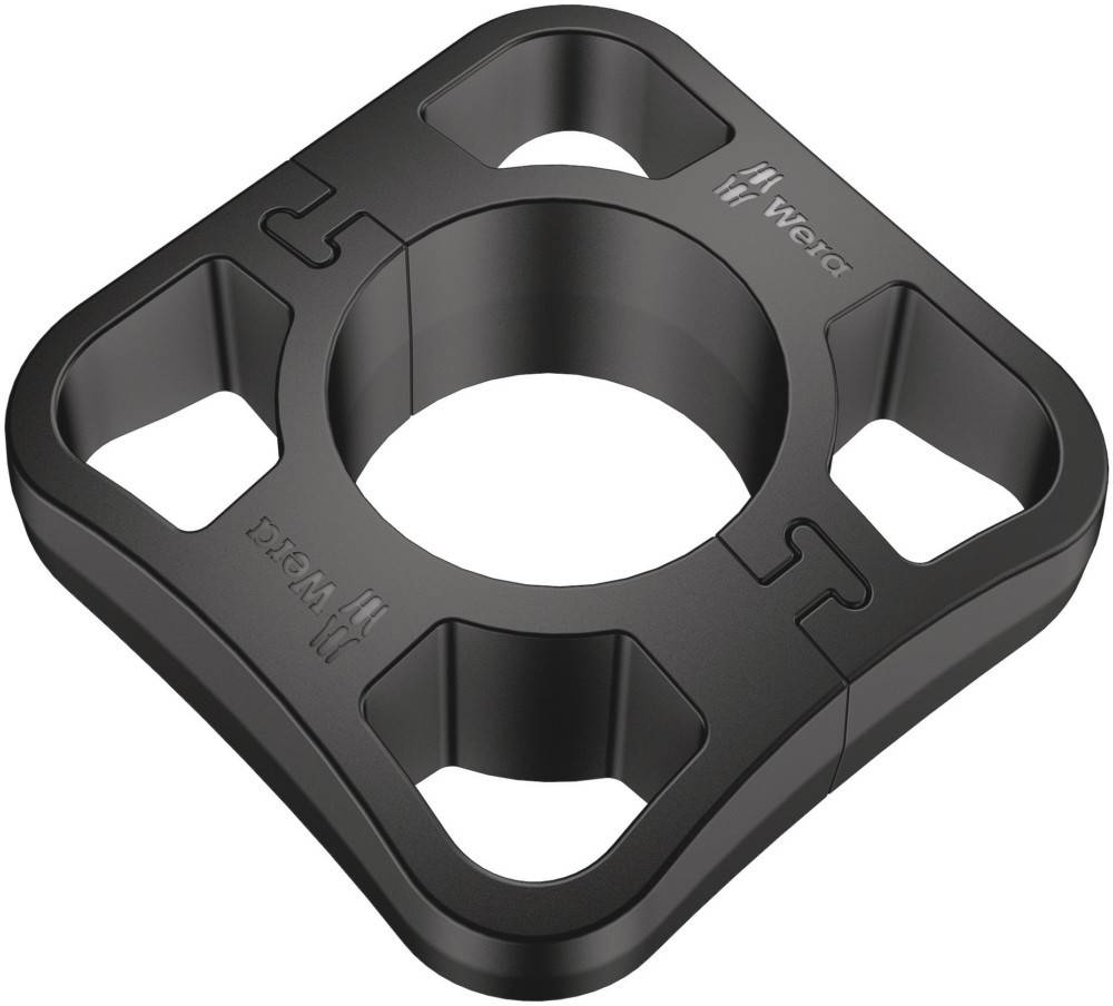Ein quadratischer schwarzer Werkzeugadapter mit abgerundeten Kanten, ausgestattet mit vier verschiedenen Schraubenöffnungen und eingraviertem Markenlogo 'Wera'.