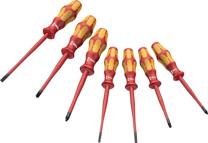 Ein Satz von sieben isolierten Schraubenziehern mit roten und gelben Griffen, ausgestattet mit verschiedenen Schlitz- und Kreuzschliff-Spitzen für elektrische Arbeiten.