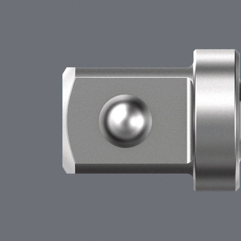 Ein metallischer Socketadapter mit glänzender Oberfläche verfügt an einem Ende über einen quadratischen Antrieb und an dem anderen über eine abgerundete Socketverbindung, der zum Verbinden von Werkzeugen verwendet wird.