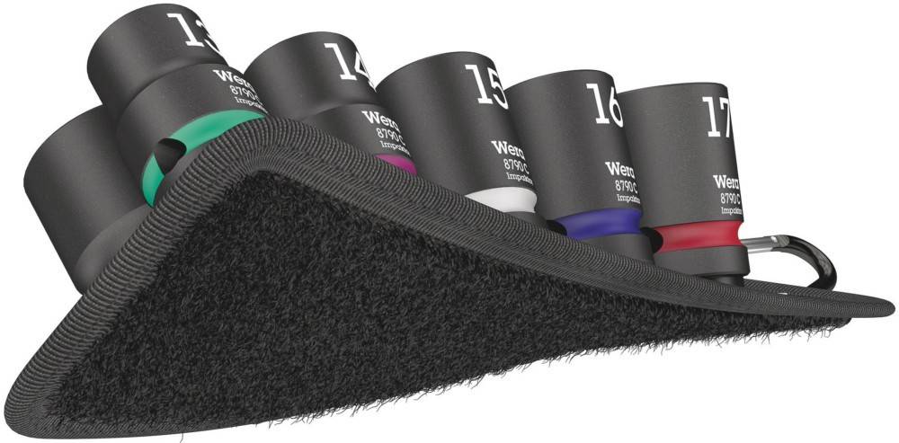 Steckdosen in einer Reihe angeordnet, von 14 bis 16 durchnummeriert, mit farbigen Bändern, in einem schwarzen Beutel platziert. Nahaufnahme des Sets.