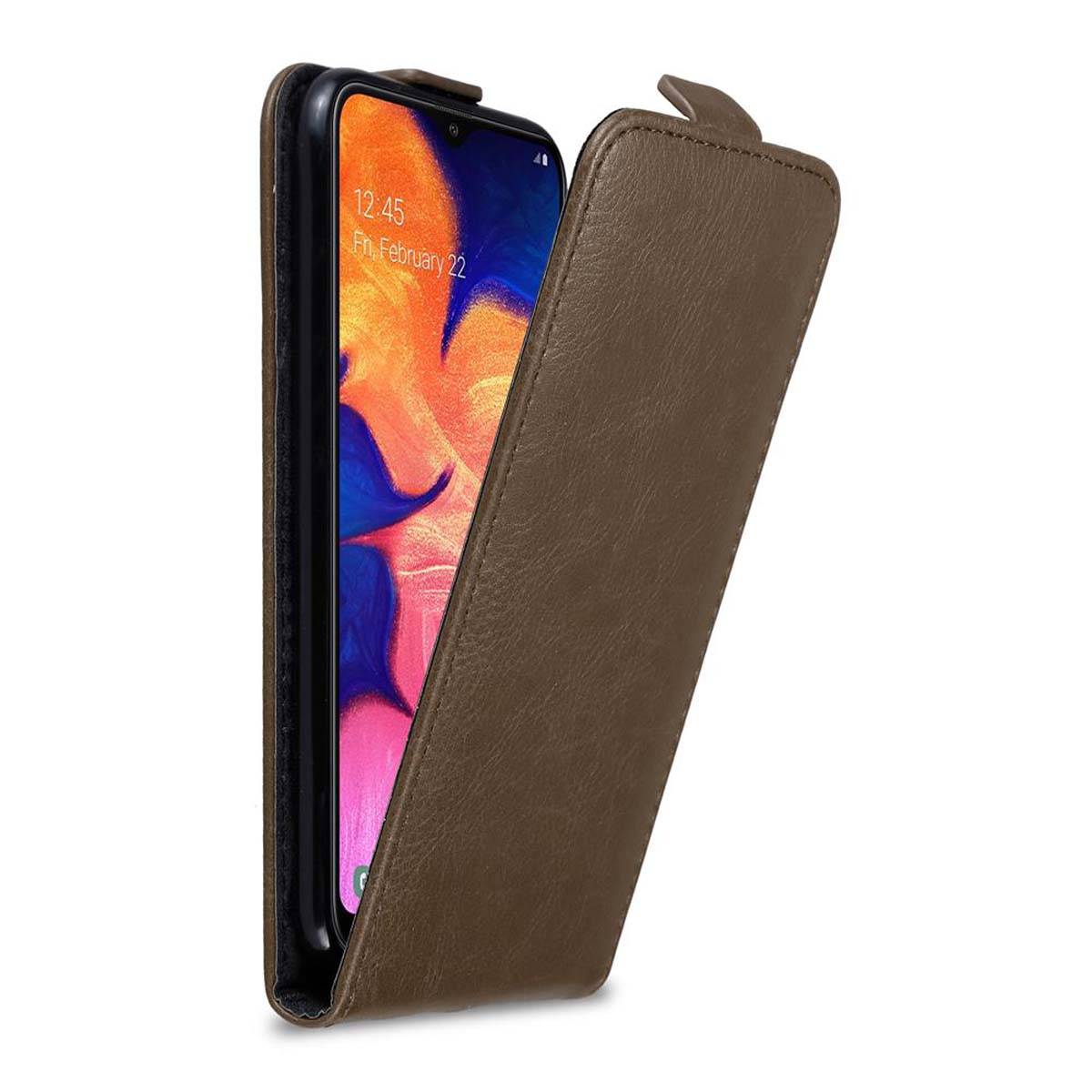Cadorabo Hülle für Samsung Galaxy A10 / M10 Schutz Hülle in Braun Flip Etui Handyhülle Case Cover