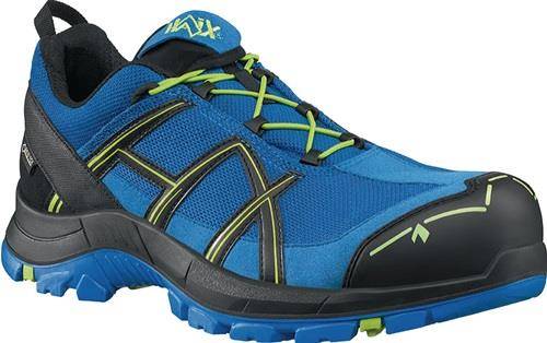 Ein blau-schwarzer Sportschuh mit grünen Akzenten und einer robusten Sohle, entwickelt für Outdoor-Sportarten oder Laufen.