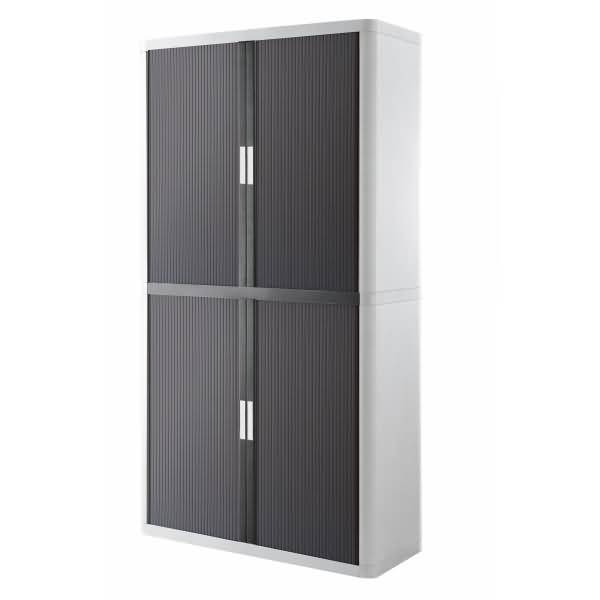 Hoher grauer Lagerschrank mit Doppeltüren und vertikalen Rillenpanelen, abgebildet vor einem schlichten weißen Hintergrund.