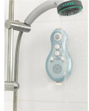 Ein blauer Duschenlautsprecher ist an der Duschwand unter fließendem Wasser aus dem Duschkopf montiert.