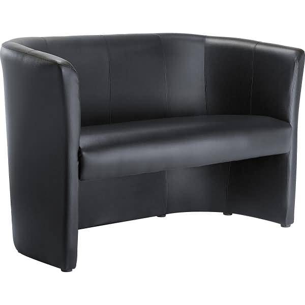 Schwarzes, ledergepolstertes Zweisitzer-Sofa mit geschwungenen Armlehnen und Rückenlehne, dargestellt auf weißem Hintergrund.