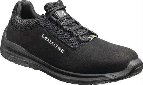 Ein schwarzer Sportschuh mit 'LEMAITRE' Logo an der Seite. Der Schuh verfügt über eine gedämpfte Sohle und schwarze Schnürsenkel, entwickelt für Komfort und Leistung.
