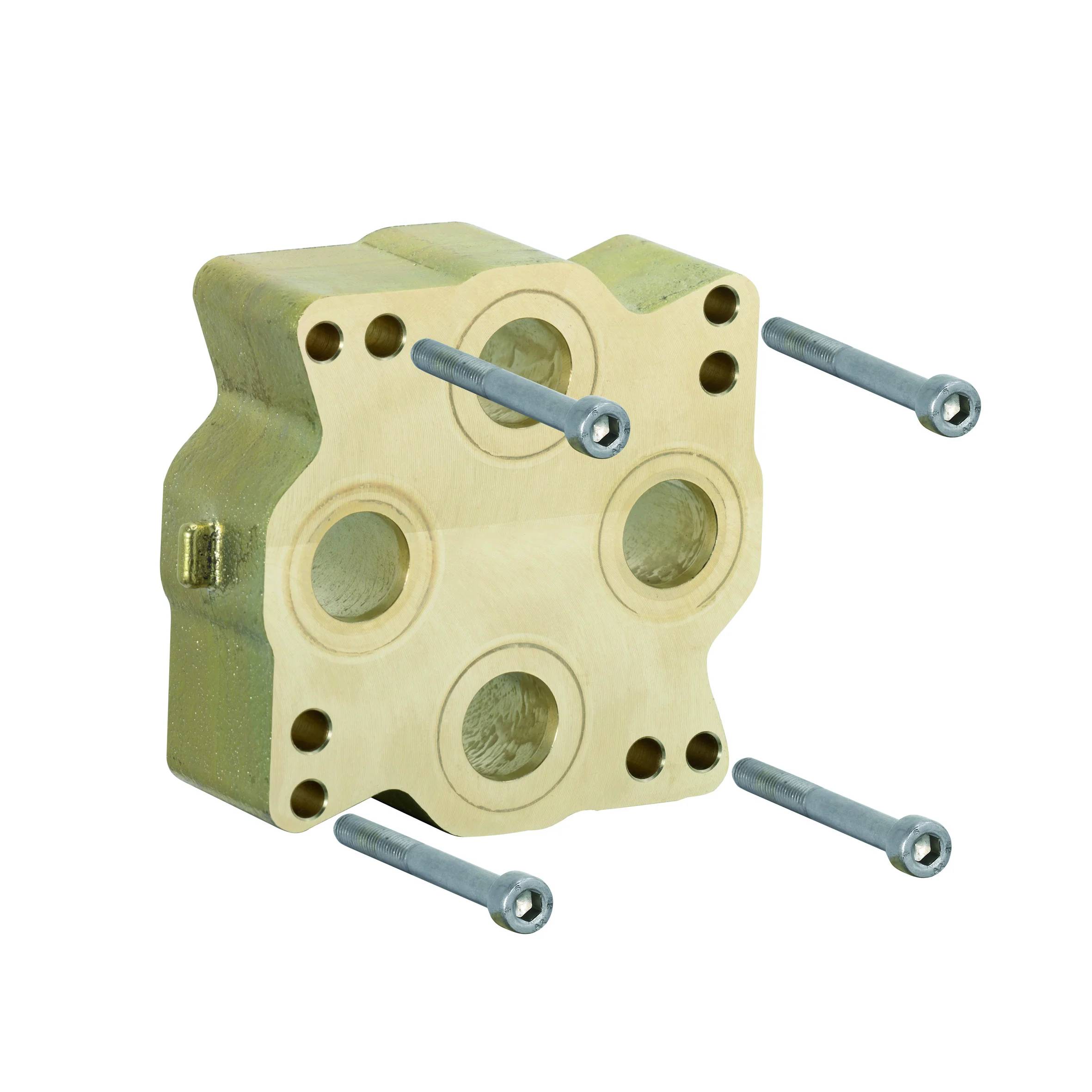 Mechanischer Metallblock mit vier Schraubenlöchern und vier teilweise eingesetzten Schrauben, gezeigt auf weißem Hintergrund.