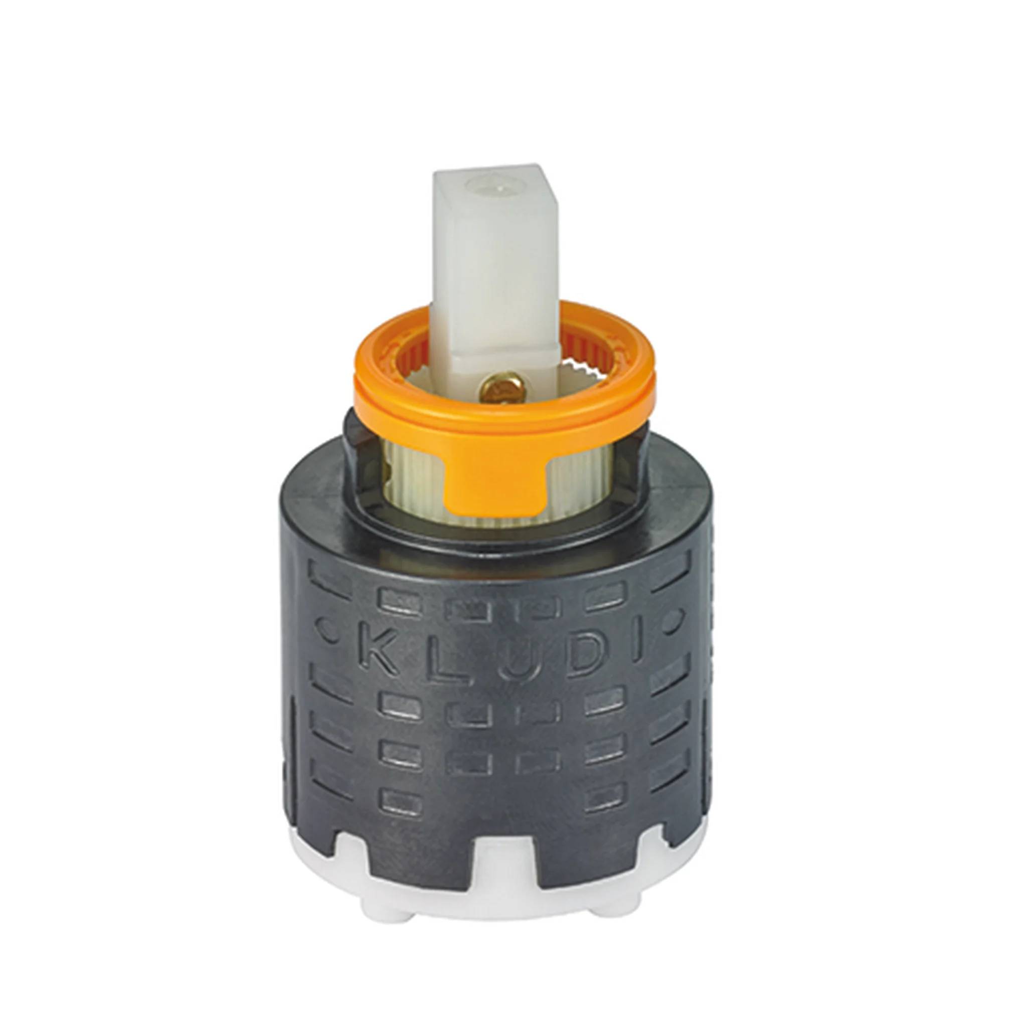 Eine Ersatz-Wasserhahn-Kartusche mit schwarzem zylindrischen Körper, orangefarbenem Ring und weißem Stiel auf einfachem weißem Hintergrund.