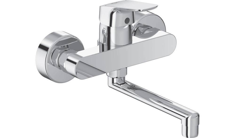 Chrom-Wandmontage-Badewannenmischer mit einem einzelnen Hebel und langem abgewinkeltem Auslauf auf weißem Hintergrund.