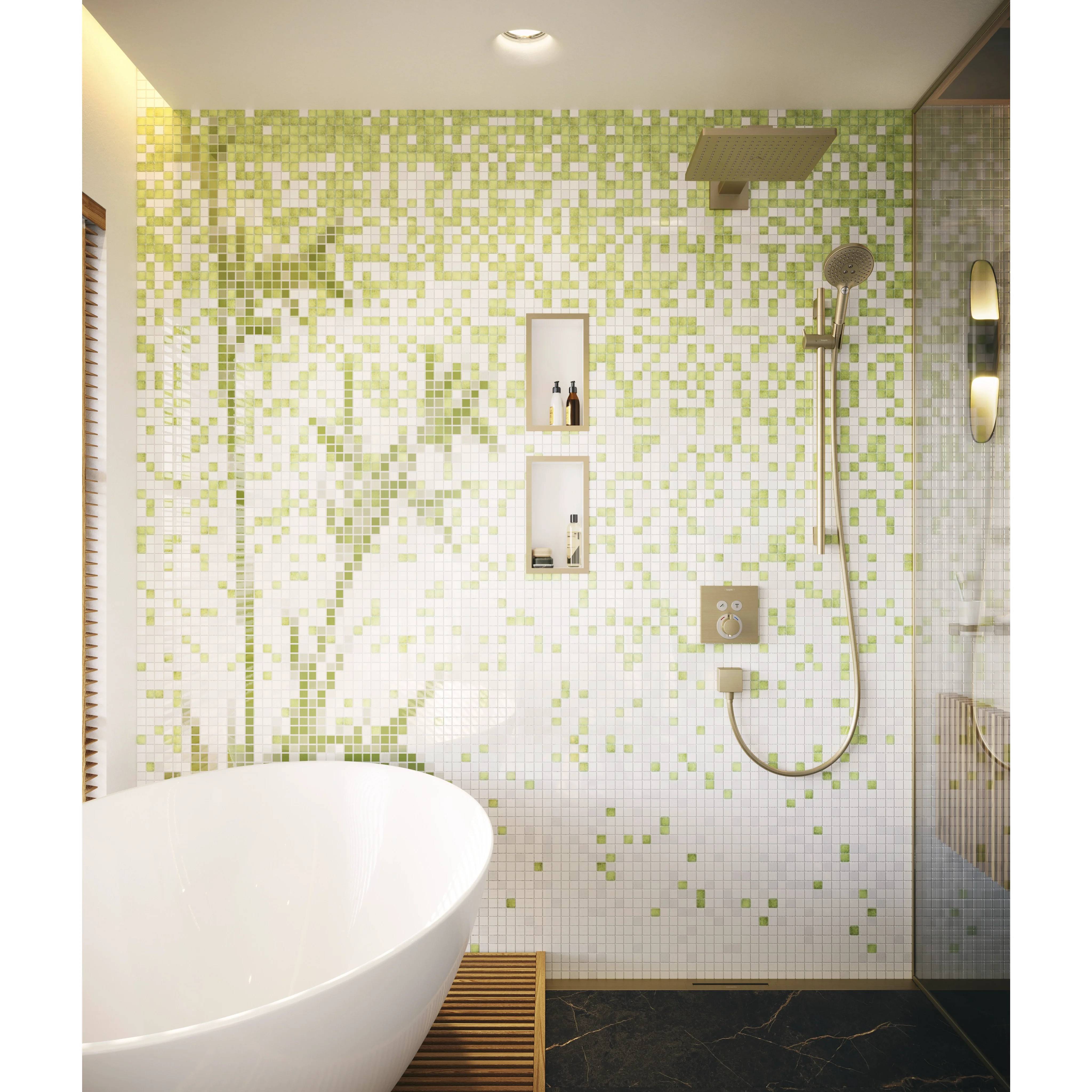 Modernes Badezimmer-Duschbereich mit grüner Mosaikfliesenwand, Regenduschwand, Handbrause, eingebauten Nischen und einer weißen freistehenden Badewanne im Vordergrund.