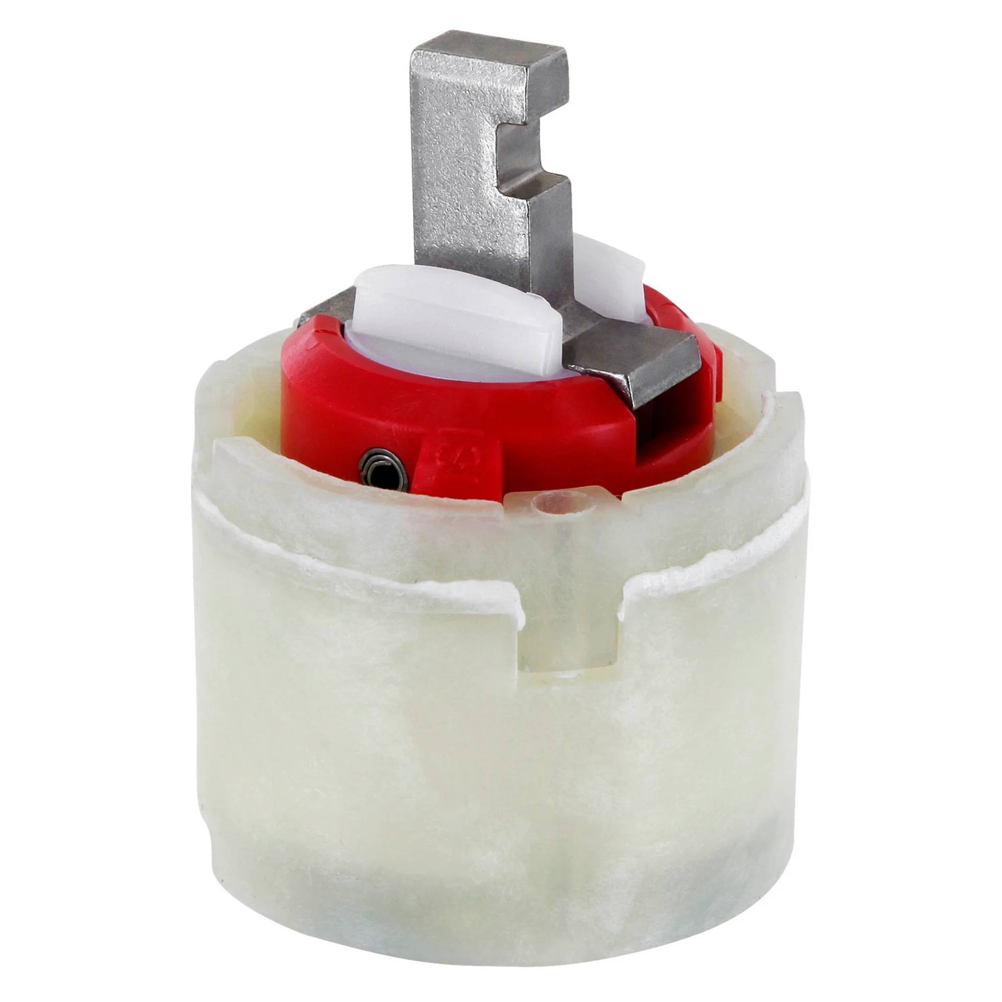 Nahaufnahme einer kleinen zylindrischen mechanischen Komponente mit einem durchscheinenden äußeren Gehäuse, rotem Innenring und metallischem Riegel-ähnlichem Stecker oben.