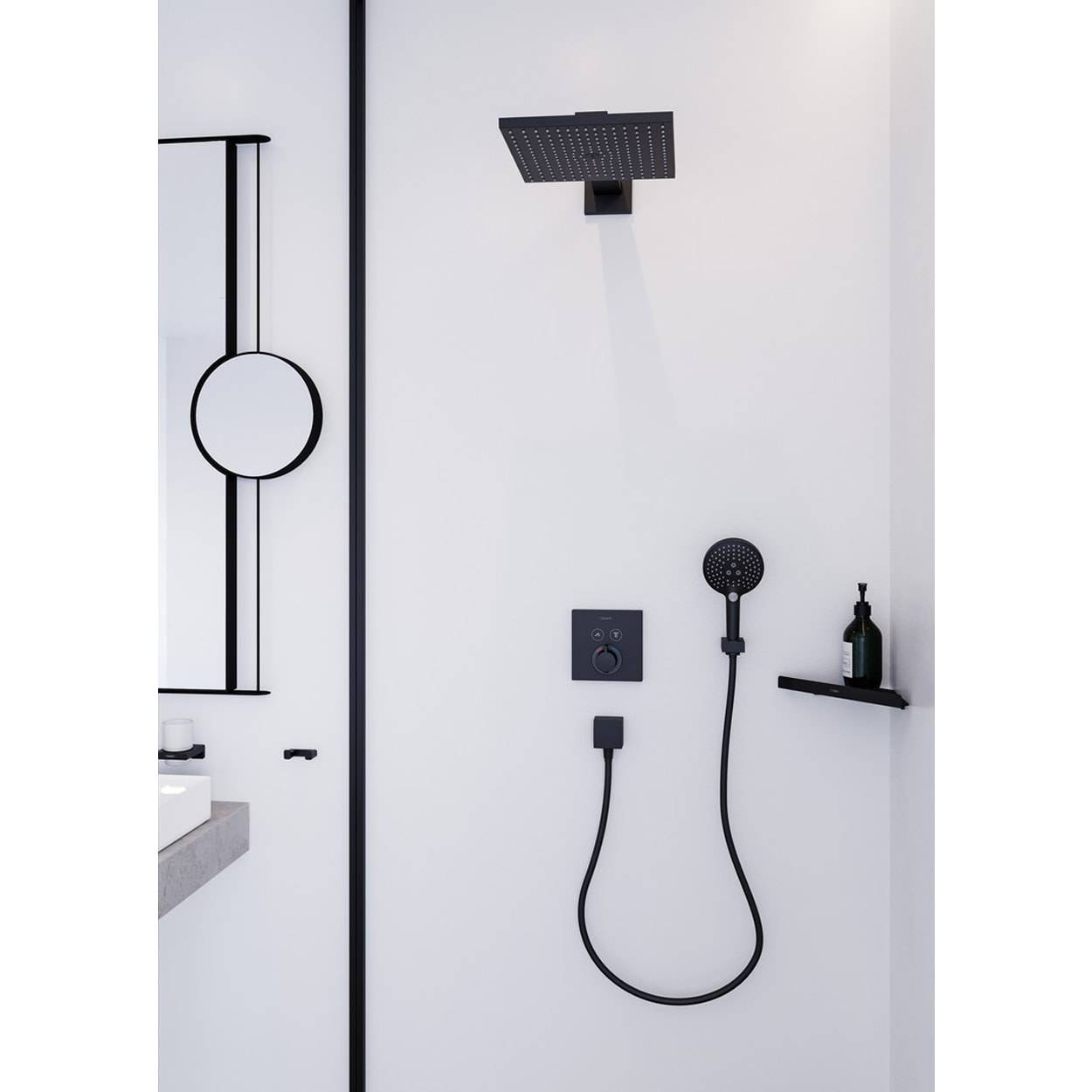 Minimalistische Badezimmer-Duschenwand mit schwarzen Armaturen: Kopfbrause, Handbrause, Steuerventil und kleines Regal mit Flasche.