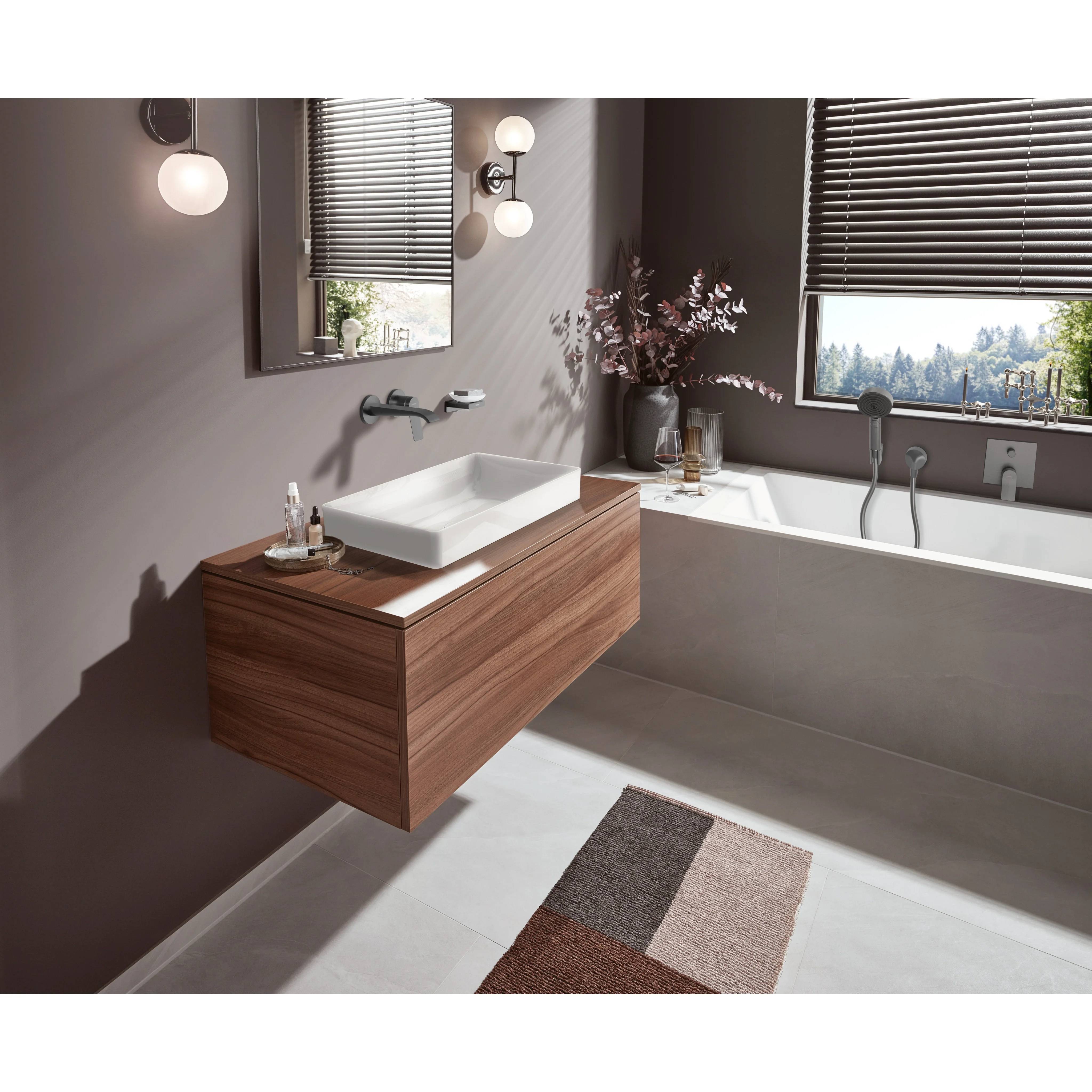 Modernes Badezimmer mit schwebendem Holzwaschtisch, Aufsatzwaschbecken, Wandspiegel, Badewanne und Fensterblick auf Bäume.