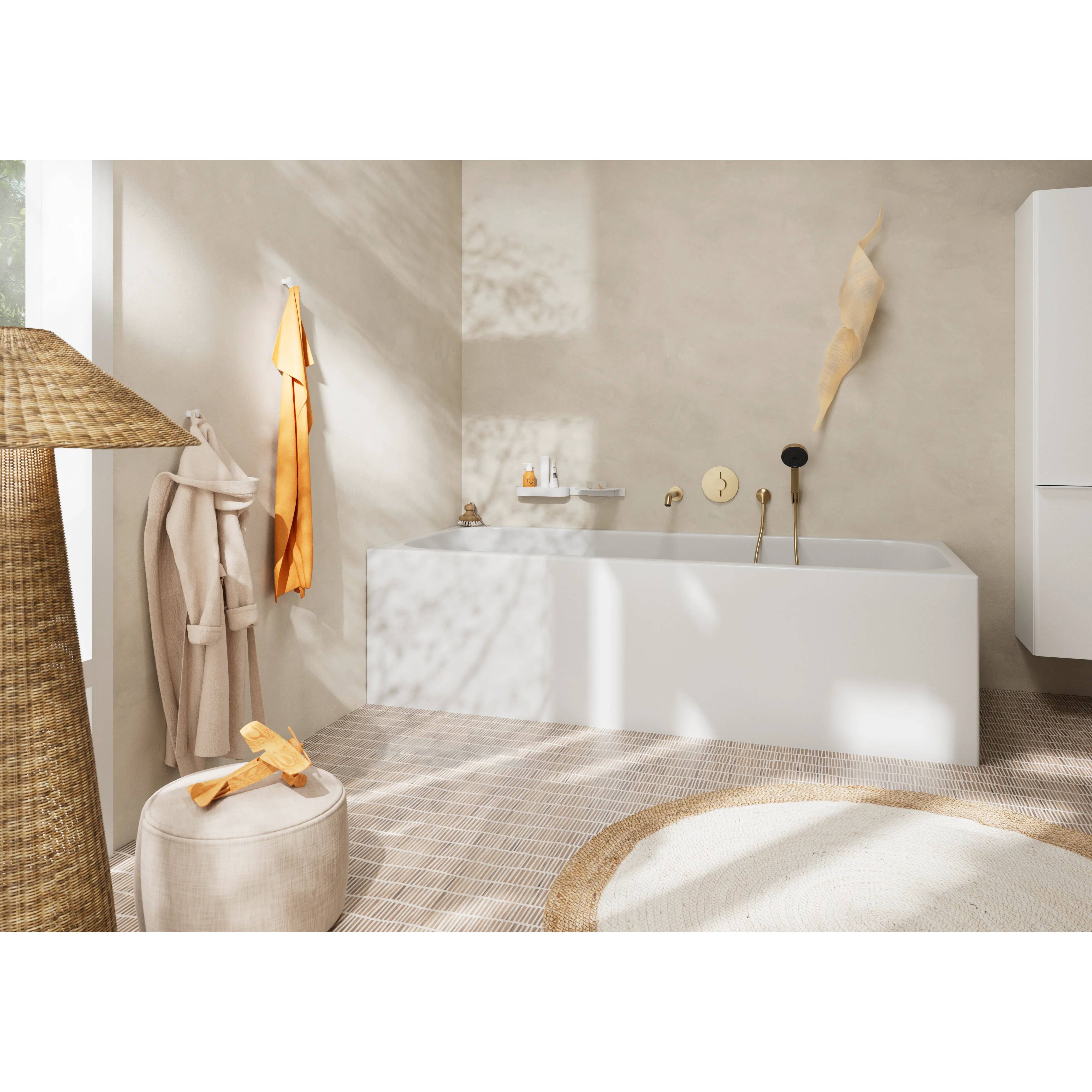 Helles, minimalistisches Badezimmer mit einer freistehenden weißen Badewanne, gewebtem Teppich und Hocker, Bademänteln an Wandhaken und Sonnenlicht, das weiche Schatten wirft.