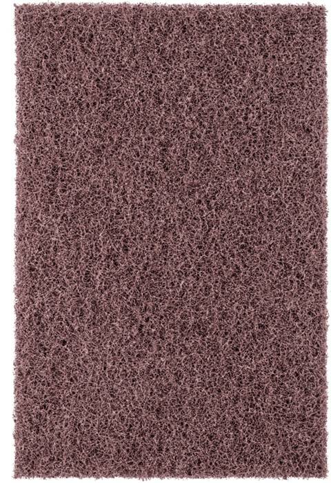 Ein strukturierter, dunkelroter Scheuerschwamm füllt das Bild und zeigt seine faserige Oberfläche, die für Reinigungsaufgaben konzipiert ist.