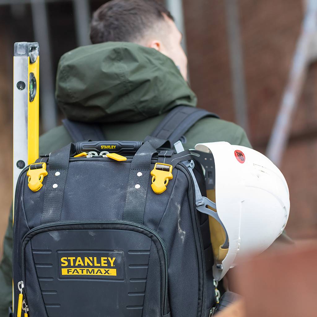 Arbeiter mit Rucksack-Werkzeugtasche mit der Beschriftung „STANLEY FATMAX