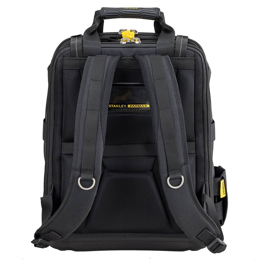 Schwarzer Stanley FatMax Rucksack mit gepolsterten Trägern, Griff oben und mehreren äußeren Taschen, von vorne auf weißem Hintergrund dargestellt.