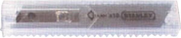 Ein Nahaufnahme-Bild einer gezahnten Messinklinge mit einer spitzen Spitze, die mehrere Zähne und Kanten zeigt, die das Licht reflektieren.