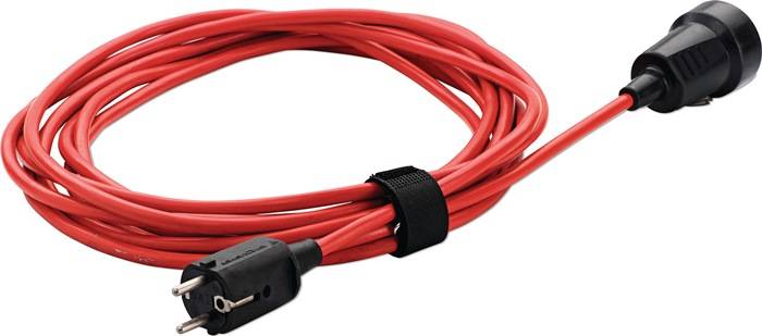 Eine aufgerollte rote Verlängerungsschnur mit einem schwarzen Stecker und einem Klettband, das sie ordentlich zusammenhält, geeignet für die Verwendung im Innen- und Außenbereich.