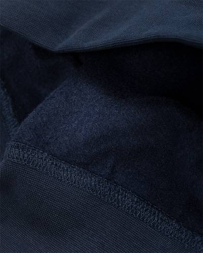 Nahaufnahme eines dunkelblauen Stoffes mit sichtbaren Nähten, die die Textur und Details des Materials hervorheben.