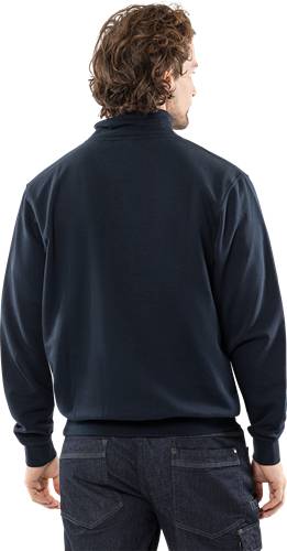 Eine Person in einem einfarbigen, dunklen Langarm-Sweatshirt, von hinten gesehen, vor einem schwarzen Hintergrund.