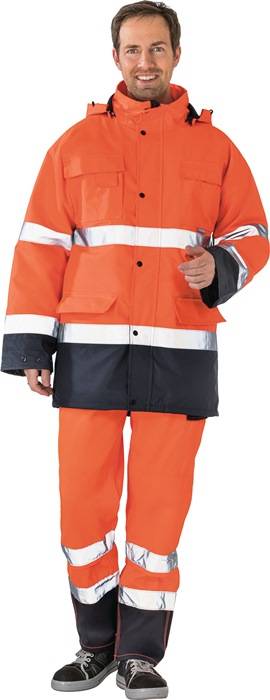 Ein Mann, der eine orangefarbene Winterjacke mit hoher Sichtbarkeit und eine Hose mit reflektierenden Streifen trägt, steht lächelnd vor weißem Hintergrund.