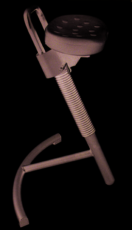 Schwarzer verstellbarer Hocker mit rundem perforiertem Sitz, gefederter Mittelsäule und gebogenem Fußsteg auf weißem Hintergrund.