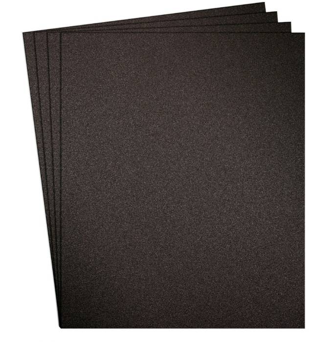 Ein Stapel schwarzer Schleifpapierblätter mit grober Textur ist abgebildet, was auf deren Eignung für robuste Schleifarbeiten hindeutet.