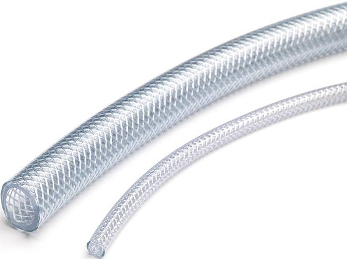 Zwei klare, flexible Schläuche mit sichtbarem inneren Geflecht, einer größer und einer kleiner, überlappen sich leicht auf einem weißen Hintergrund.