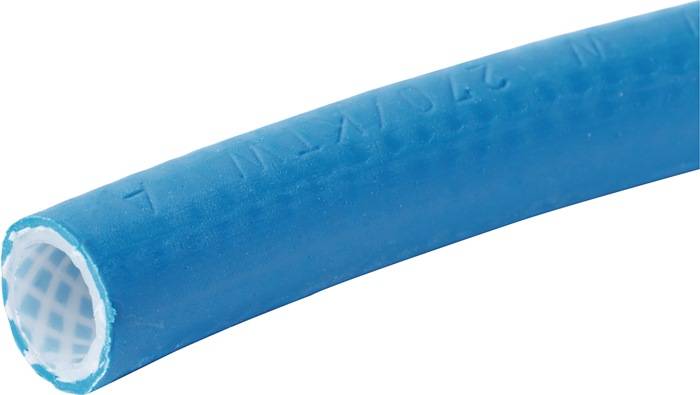 Eine Nahaufnahme eines Abschnitts eines blauen Gummischlauchs, der eine strukturierte Oberfläche mit schwach geprägten Zeichen zeigt, möglicherweise zur Kennzeichnung einer Marke oder Messung.