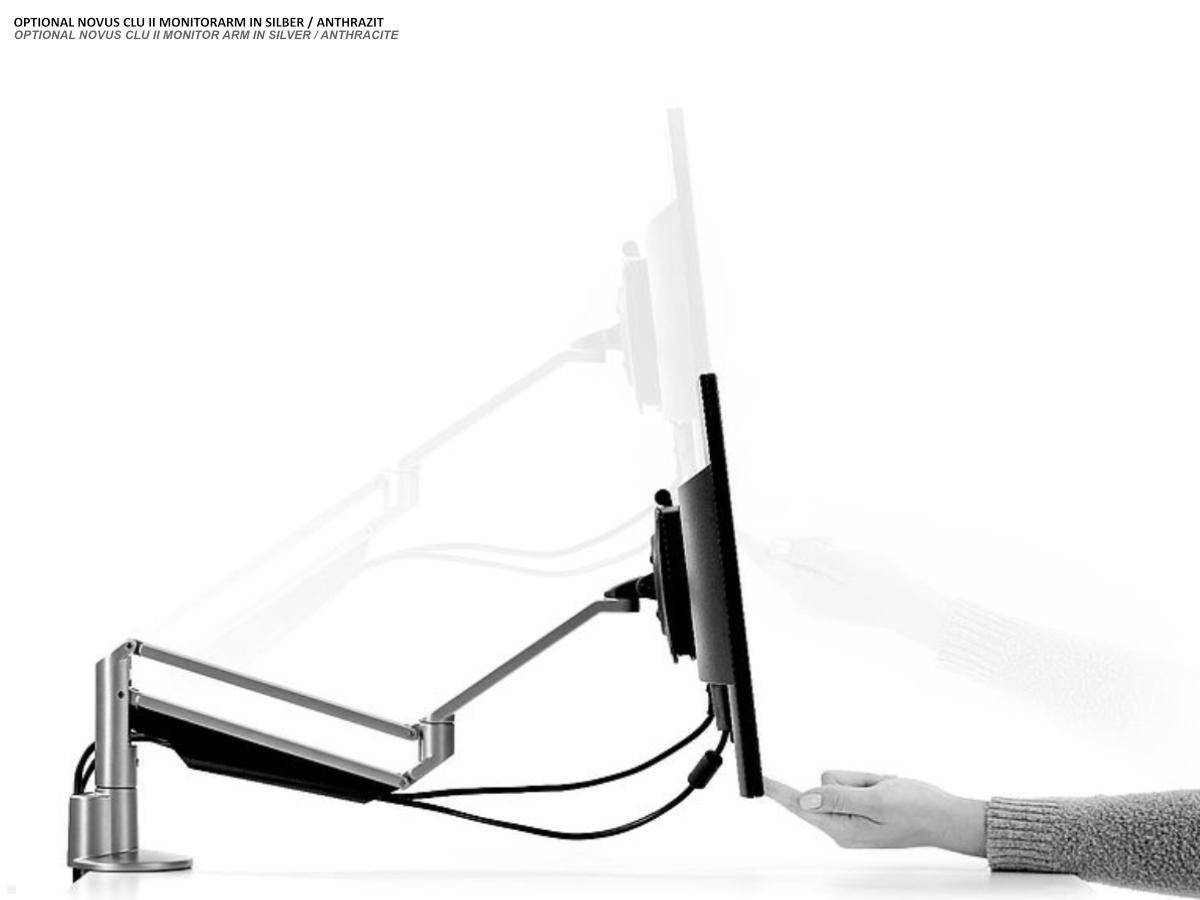 Eine Person justiert einen Monitorarm, um den Computerbildschirm nach oben zu neigen. Der Monitorarm ist silber- und anthrazitfarben.