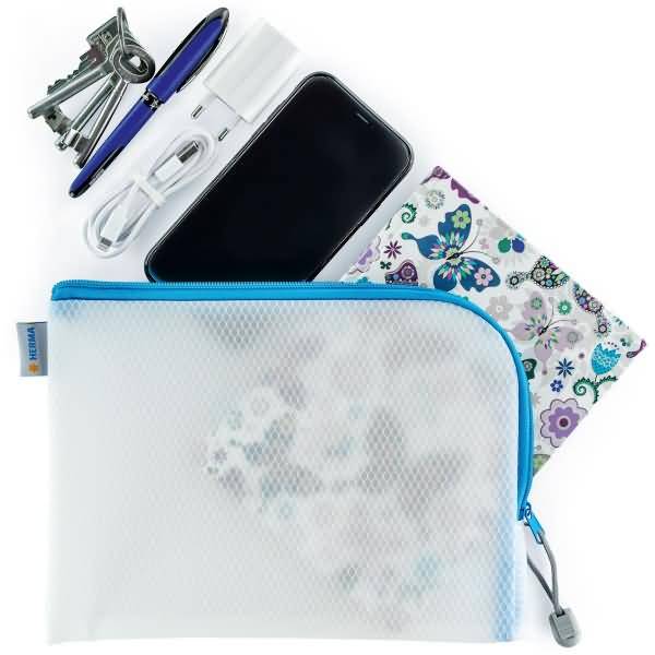 Ein weißes Täschchen mit Reißverschluss und blauem Besatz, das ein Telefon, einen Stift, Schlüssel, Ohrhörer und ein Taschentuchpaket mit Blumenmuster enthält, dargestellt als Reise- oder Organizer-Set.