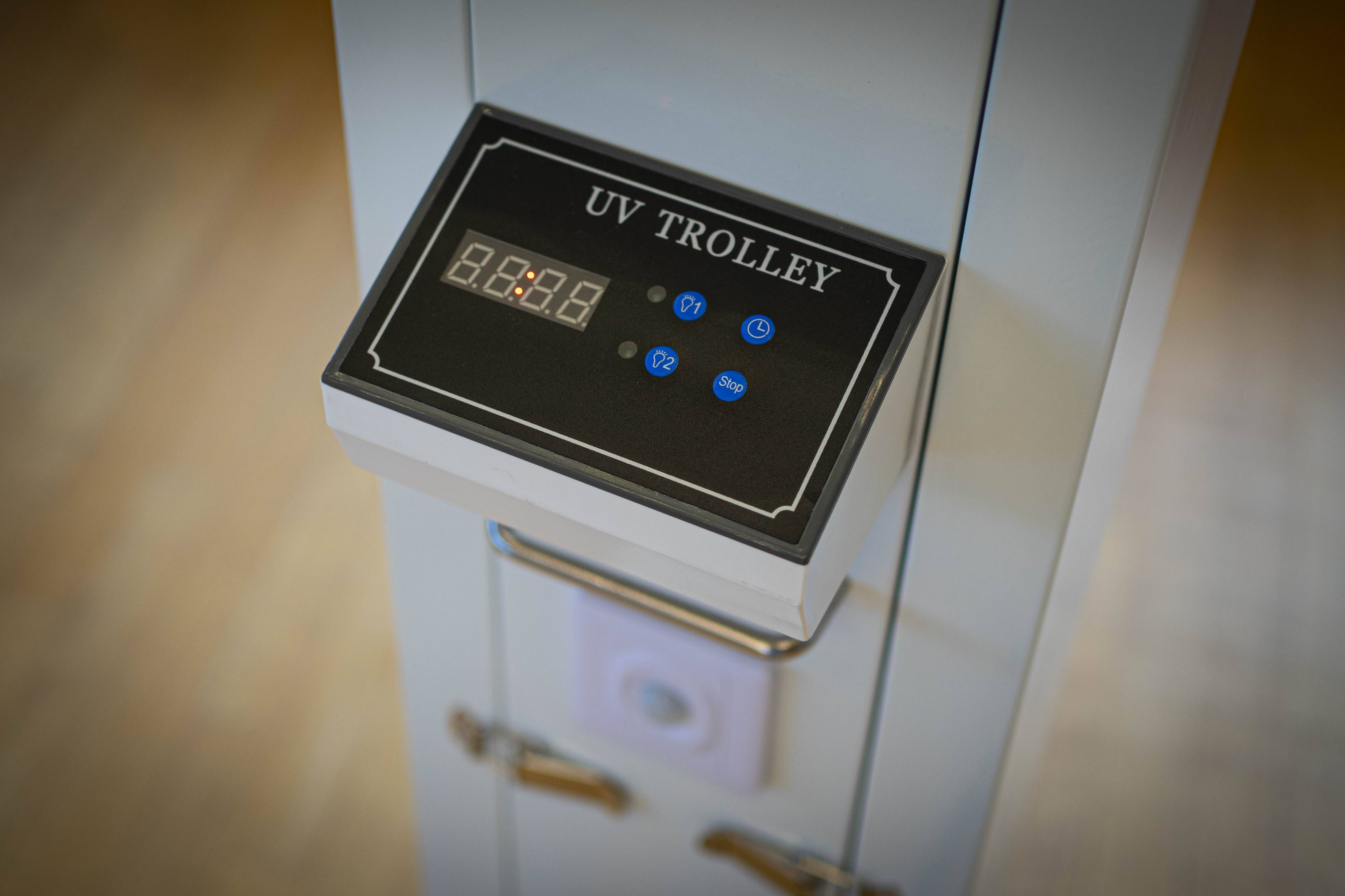 Good Connections® UV-C Desinfektionsstation 120W mit 4 Röhren für 60 m² Raumfläche