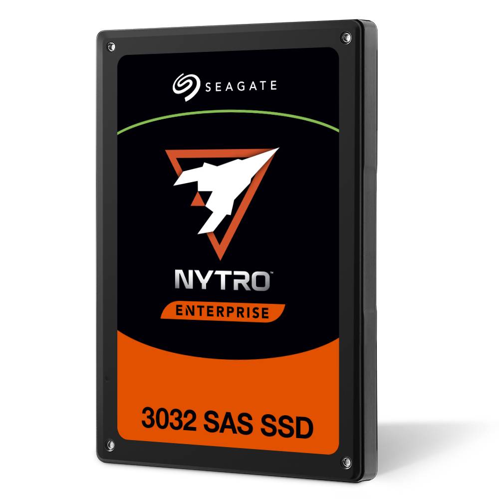 Seagate Nytro Enterprise 3032 SAS SSD Solid-State-Drive in schwarzer und orangefarbener Verpackung dargestellt.