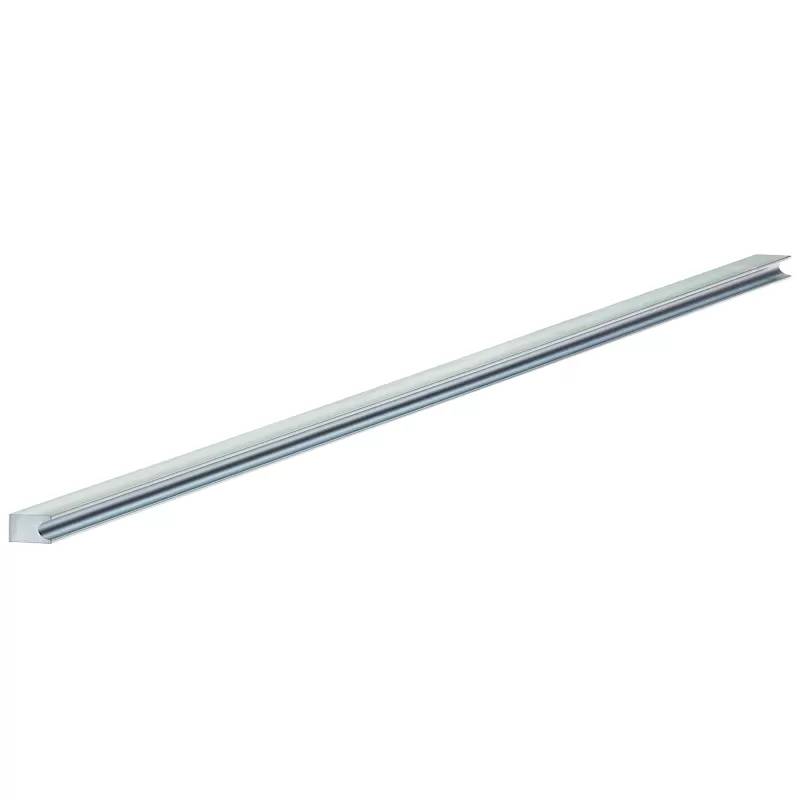 Langer silberner Metallkanal oder Schiene, diagonal auf weißem Hintergrund dargestellt.