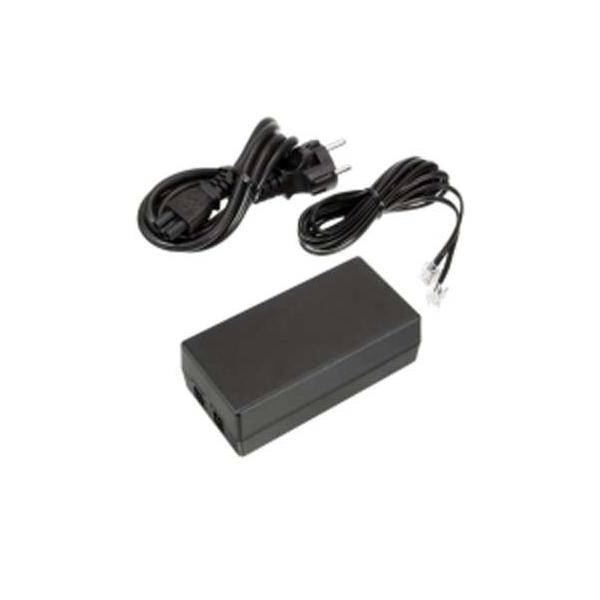 Ein schwarzes Netzteil mit einem zweipinnigen Stecker und einem langen schwarzen Anschlusskabel wird vor einem weißen Hintergrund gezeigt.